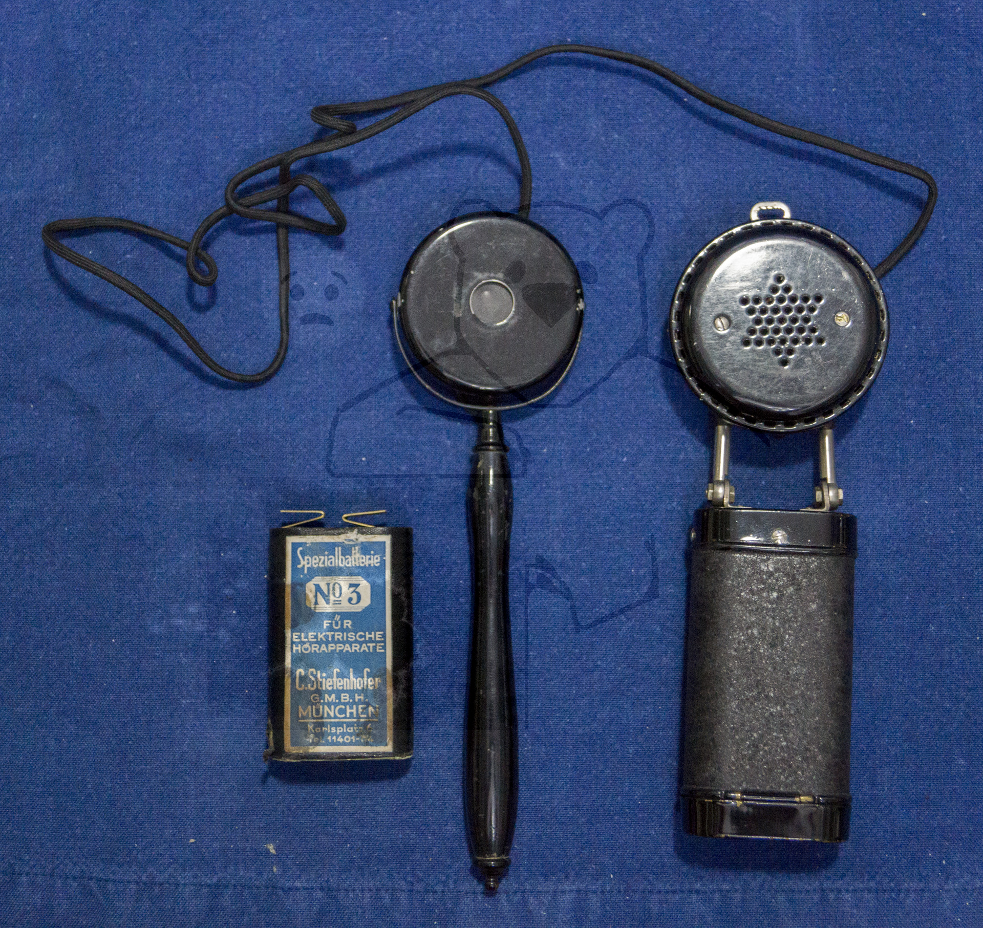 Hörgerät "Ich Höre Alles", ca. 1928/1930, Vorderseite, Kohlemikrophone, Piezo-Lautsprecher, Batterie